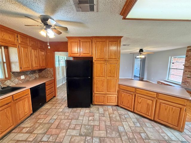 311 Southern Oaks Drive, Lake Jackson, TX 77566