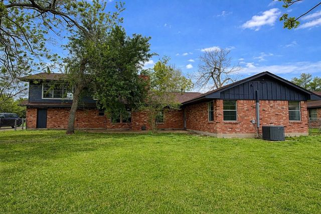 311 Southern Oaks Drive, Lake Jackson, TX 77566