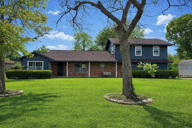 311 Southern Oaks Drive, Lake Jackson, TX 77566