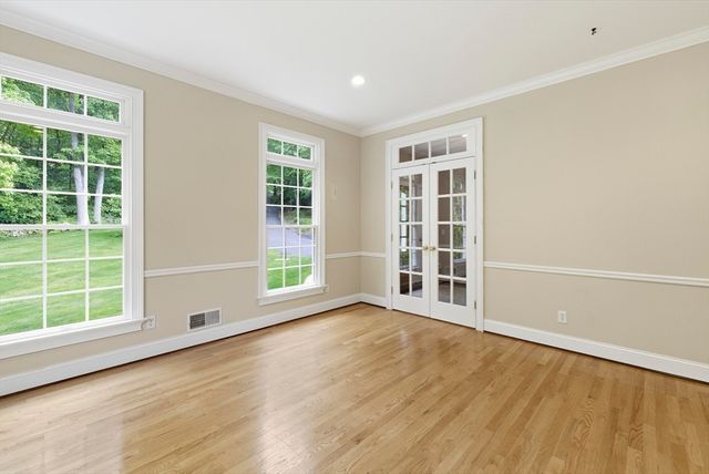 8 Iroquois Ln, Wilbraham, MA 01095