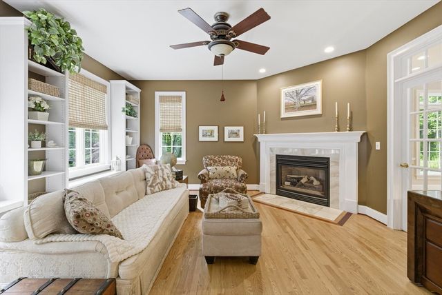 8 Iroquois Ln, Wilbraham, MA 01095