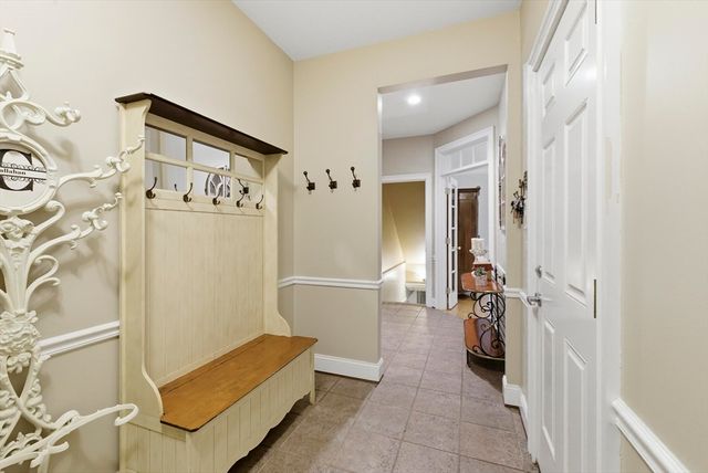 8 Iroquois Ln, Wilbraham, MA 01095