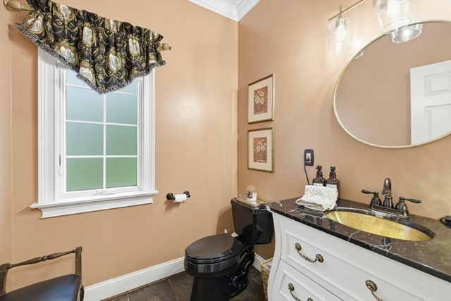 8 Iroquois Ln, Wilbraham, MA 01095