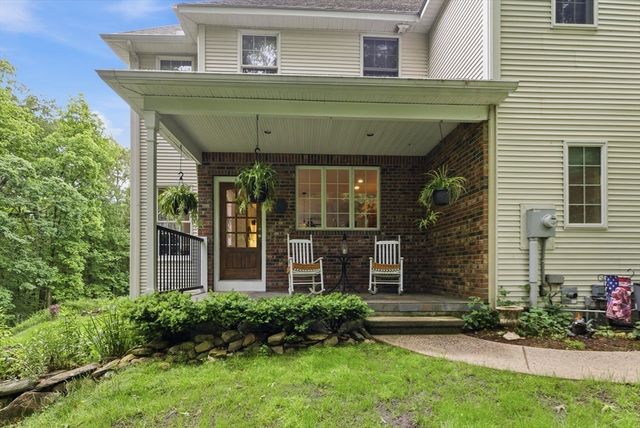 8 Iroquois Ln, Wilbraham, MA 01095