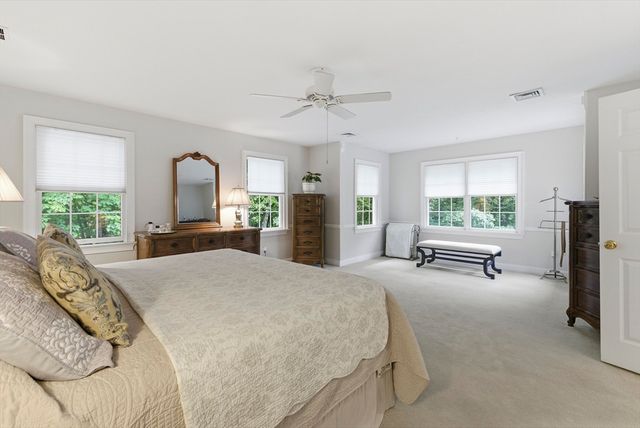 8 Iroquois Ln, Wilbraham, MA 01095
