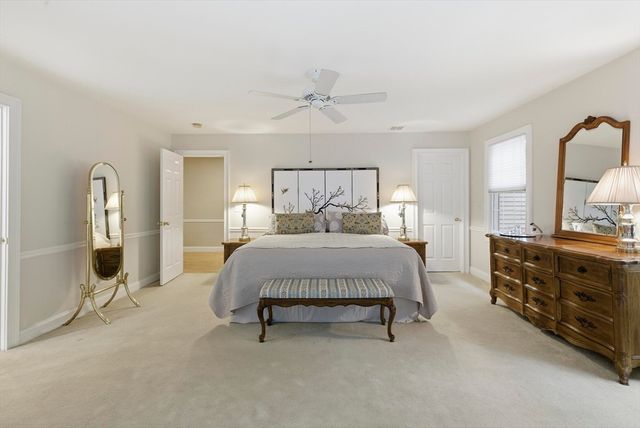 8 Iroquois Ln, Wilbraham, MA 01095