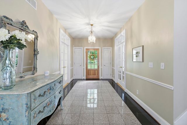 8 Iroquois Ln, Wilbraham, MA 01095