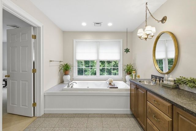 8 Iroquois Ln, Wilbraham, MA 01095