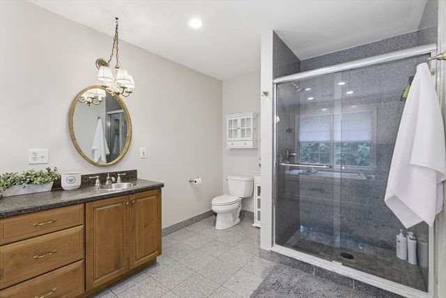 8 Iroquois Ln, Wilbraham, MA 01095