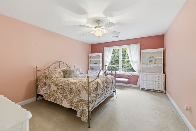 8 Iroquois Ln, Wilbraham, MA 01095