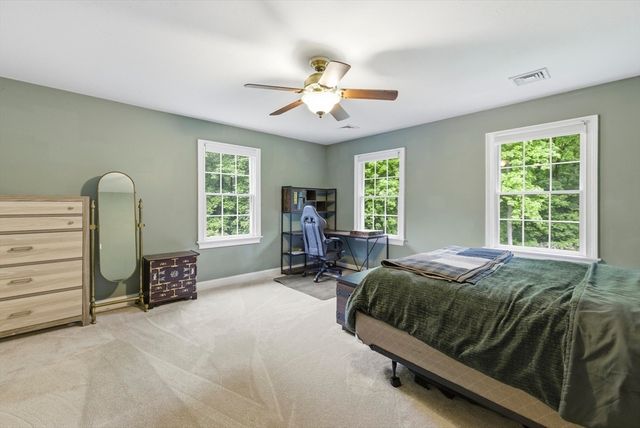 8 Iroquois Ln, Wilbraham, MA 01095