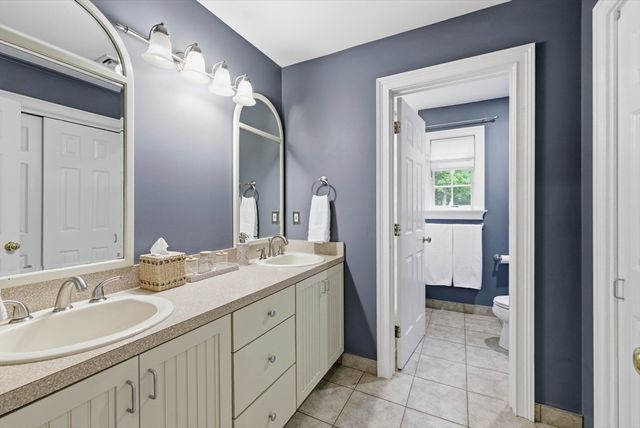 8 Iroquois Ln, Wilbraham, MA 01095