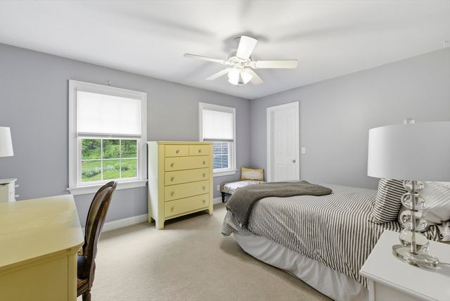8 Iroquois Ln, Wilbraham, MA 01095