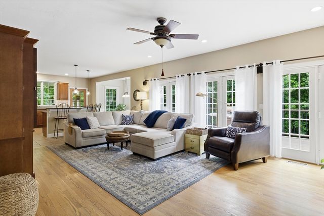 8 Iroquois Ln, Wilbraham, MA 01095