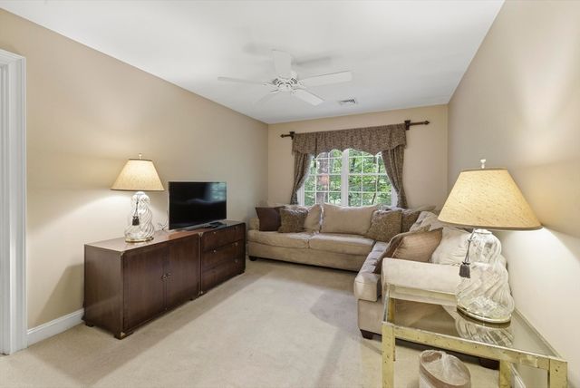 8 Iroquois Ln, Wilbraham, MA 01095