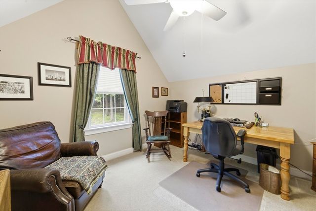 8 Iroquois Ln, Wilbraham, MA 01095