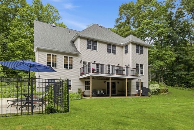 8 Iroquois Ln, Wilbraham, MA 01095