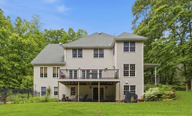8 Iroquois Ln, Wilbraham, MA 01095