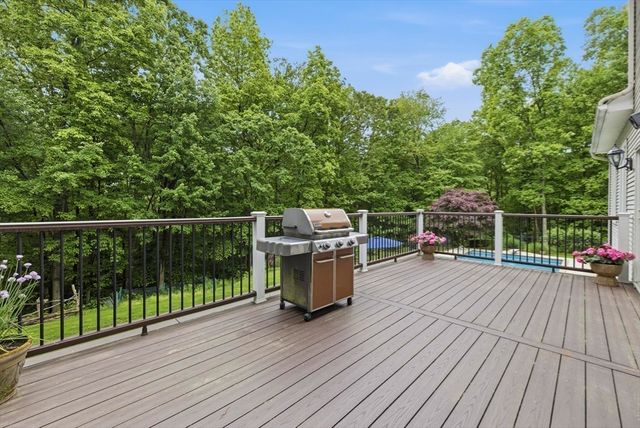 8 Iroquois Ln, Wilbraham, MA 01095