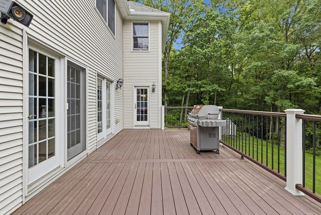 8 Iroquois Ln, Wilbraham, MA 01095