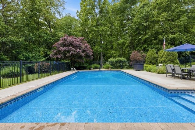 8 Iroquois Ln, Wilbraham, MA 01095