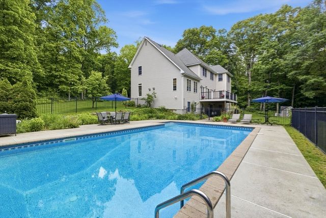 8 Iroquois Ln, Wilbraham, MA 01095