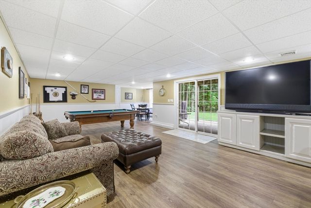 8 Iroquois Ln, Wilbraham, MA 01095