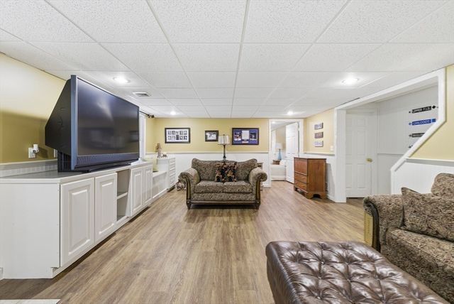 8 Iroquois Ln, Wilbraham, MA 01095