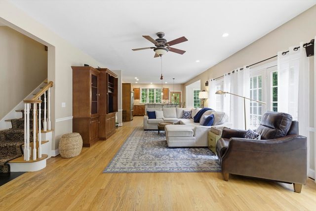 8 Iroquois Ln, Wilbraham, MA 01095