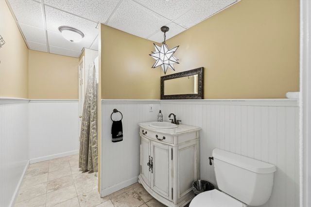 8 Iroquois Ln, Wilbraham, MA 01095