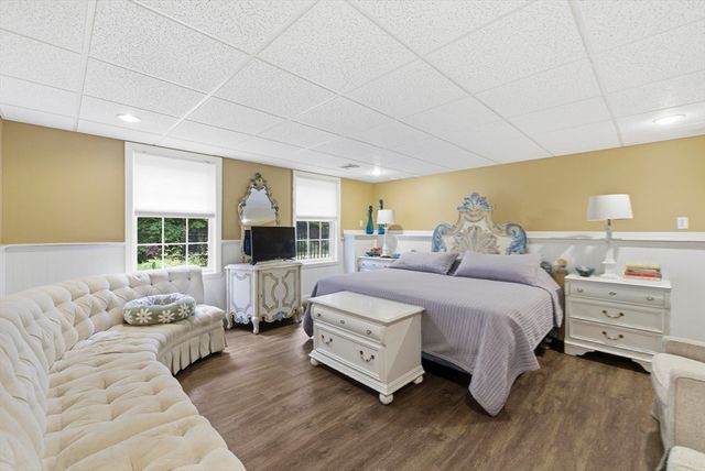 8 Iroquois Ln, Wilbraham, MA 01095