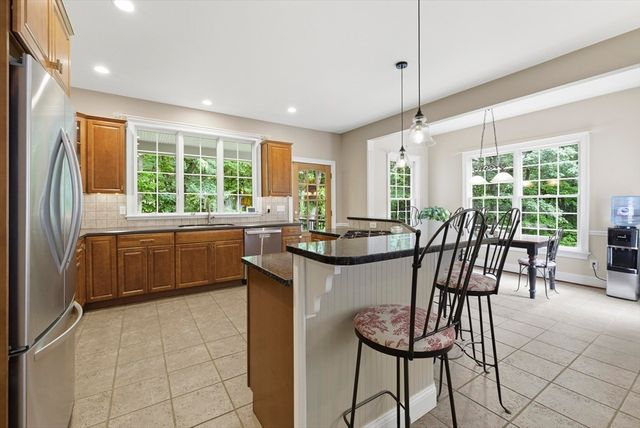 8 Iroquois Ln, Wilbraham, MA 01095