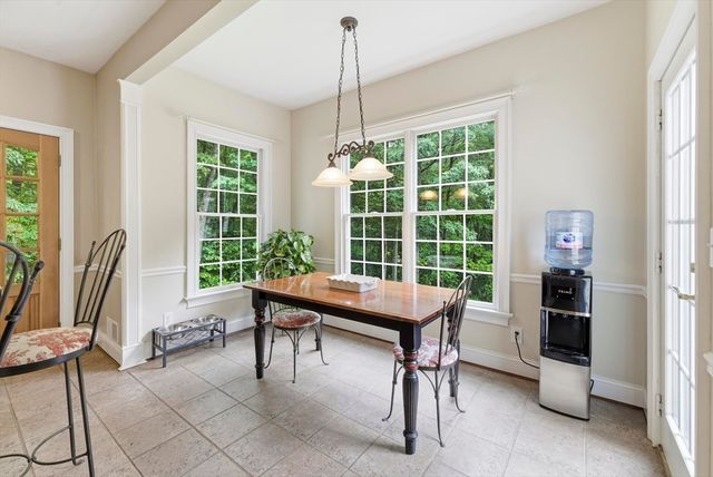 8 Iroquois Ln, Wilbraham, MA 01095