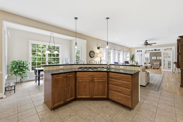 8 Iroquois Ln, Wilbraham, MA 01095