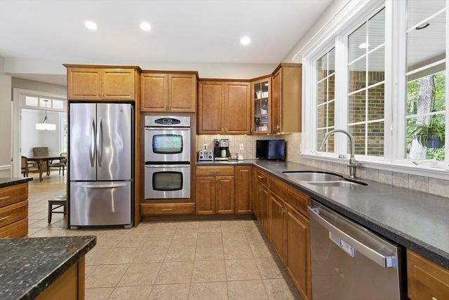 8 Iroquois Ln, Wilbraham, MA 01095