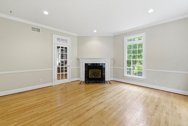 8 Iroquois Ln, Wilbraham, MA 01095