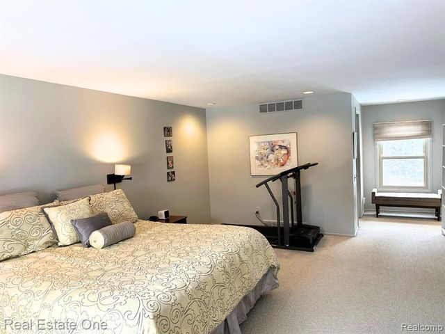 4150 Saddle Lane, West Bloomfield, MI 48322