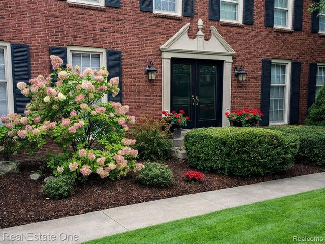 4150 Saddle Lane, West Bloomfield, MI 48322