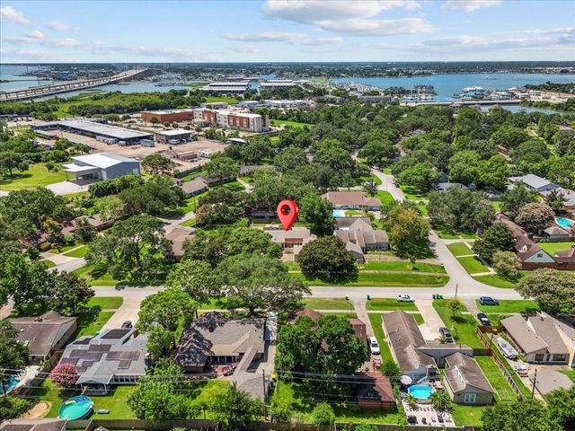 2119 Willow Dell Drive, Seabrook, TX 77586