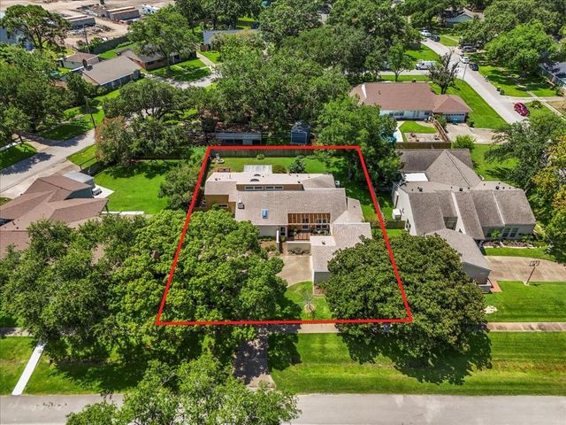 2119 Willow Dell Drive, Seabrook, TX 77586