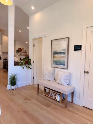 28 Alanson Lane, Hampton Bays, NY 11946