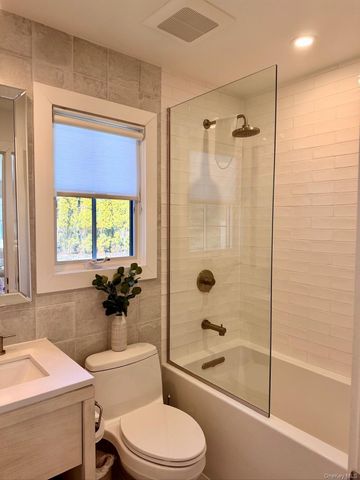 28 Alanson Lane, Hampton Bays, NY 11946