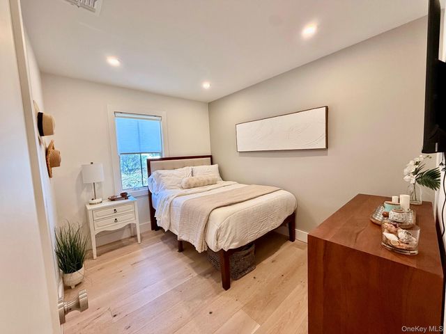 28 Alanson Lane, Hampton Bays, NY 11946