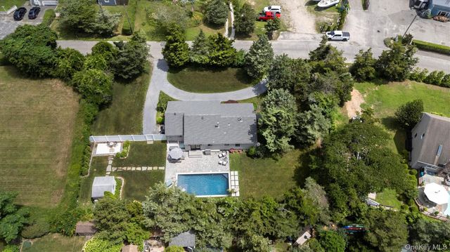 28 Alanson Lane, Hampton Bays, NY 11946