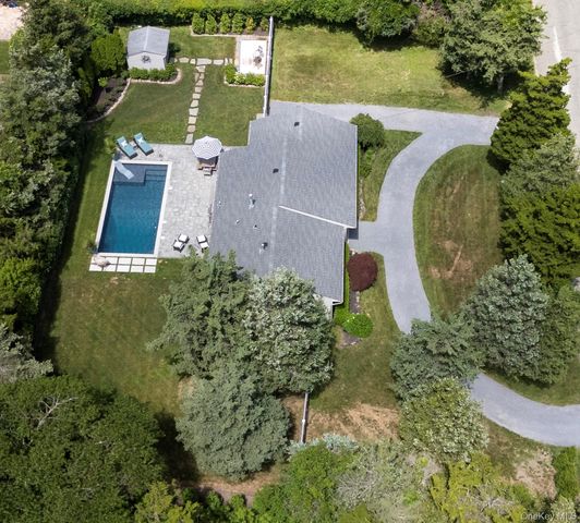28 Alanson Lane, Hampton Bays, NY 11946