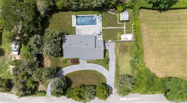 28 Alanson Lane, Hampton Bays, NY 11946