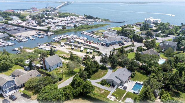 28 Alanson Lane, Hampton Bays, NY 11946