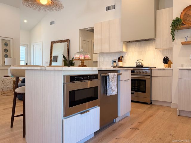 28 Alanson Lane, Hampton Bays, NY 11946