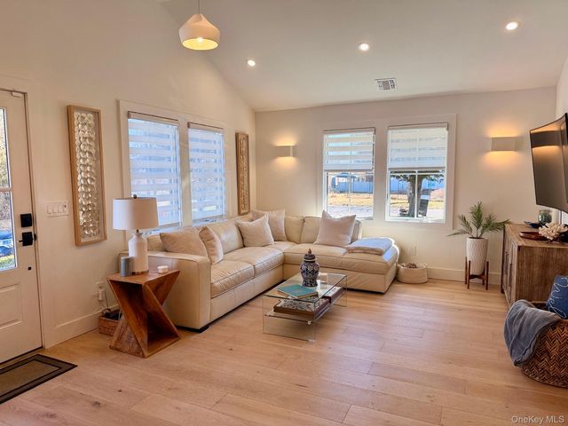 28 Alanson Lane, Hampton Bays, NY 11946