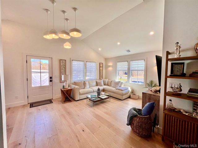 28 Alanson Lane, Hampton Bays, NY 11946